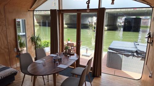 Stadsdriehoek Boat Rental | Wikkelboats at Wijnhaven