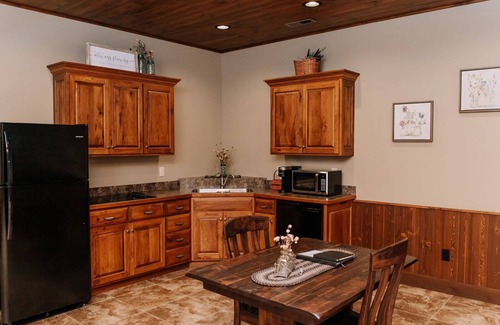 Dundee Cabin | Wildflower Paradise: Luxury Lodge Suite in Amish Country