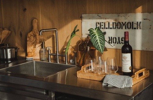 Quinlan Cabin | Wilding Hotels Tawakoni Lakefront Suite