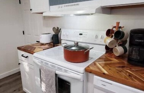 Cedar Creek House | Wildlife Haven King Bed! Free snacks, near Austin!