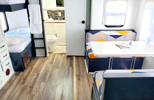 Dover House | Wildwood Camper De Sleeps 6-7,