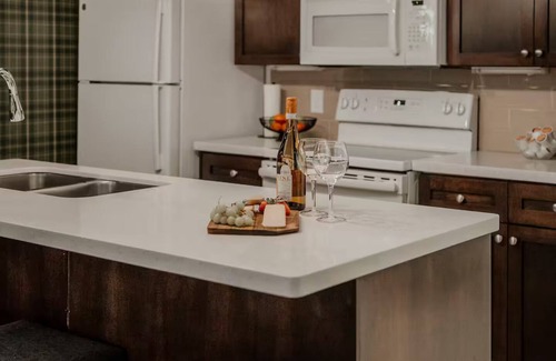 Oro-Medonte Condo | Wildwood Hot Tub + Indoor/Outdoor Pool + Sauna + Game Room