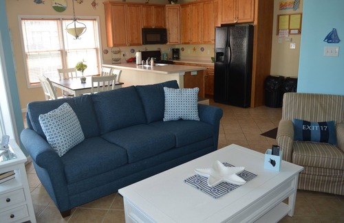 Wildwood Condo | Wildwood W/Pool - 1 Blk Frm Beach - 3BR/2 BA