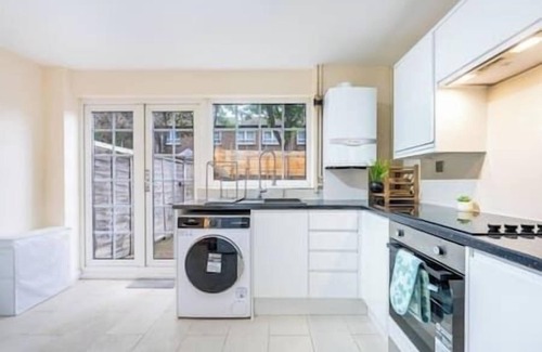 Custom House House | Wilkinson's Home, Great for Contractors, Free parking, Near London Excel