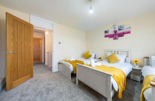 Custom House House | Wilkinsons Home-Free parking, Perfect For Contractors & Weekend getaways, Near London City Airport & Excel