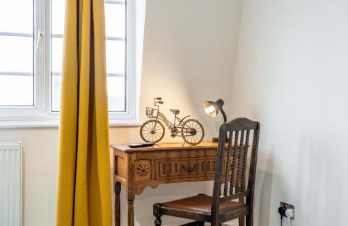 Custom House House | Wilkinsons Home-Free parking, Perfect For Contractors & Weekend getaways, Near London City Airport & Excel