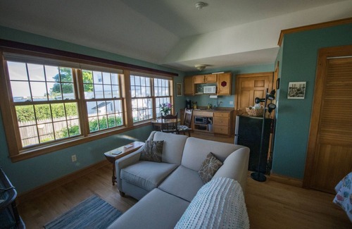 Willard Apartment | Willard Beach Get Away - Dog Friendly - Steps from the shore!