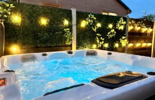 York House | Willow Cottage with Hot tub