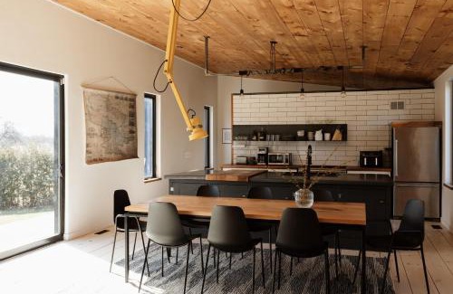Hillier House | Willow Creek - Modern Sunlit Bungalow