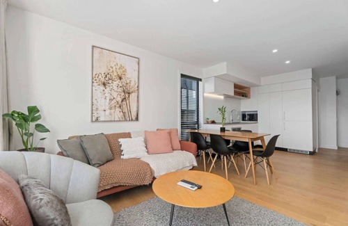 Albert Town Apartment | Willow Lane Summary: