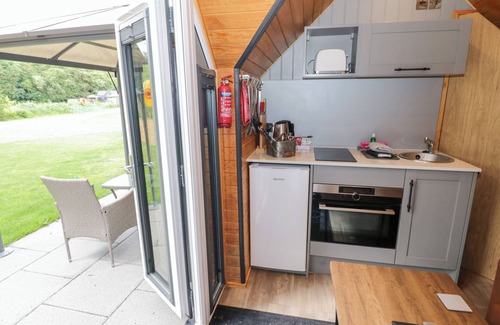 Middleton Cheney Cottage | WILLOW LODGE AT BRIDGE LAKE FARM & FISHERY, romantic in Chacombe