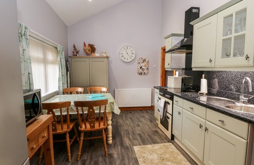 South Cave House | WILLOW LODGE, family friendly, with hot tub in South Cave