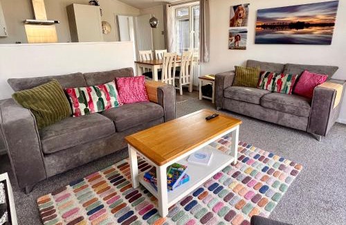 Greatford House | Willow's Lakeside Lodge With Hot Tub at Tallington Lakes