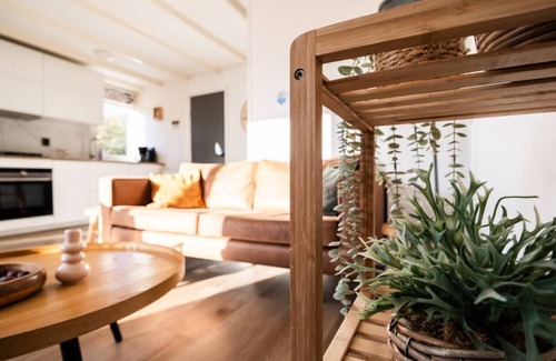 Zwiggelte House | Willow Warbler I Modish Chalet with Broad Garden
