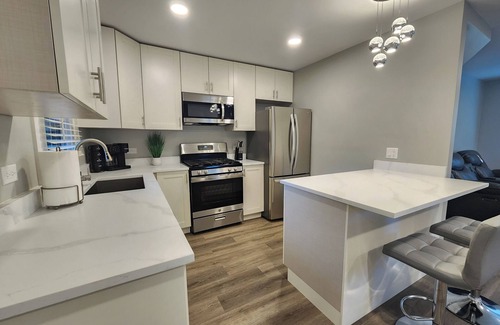 Willowbrook House | Willowbrook Gem 3-bedroom house with AC, WiFi, next to Forest Preserve