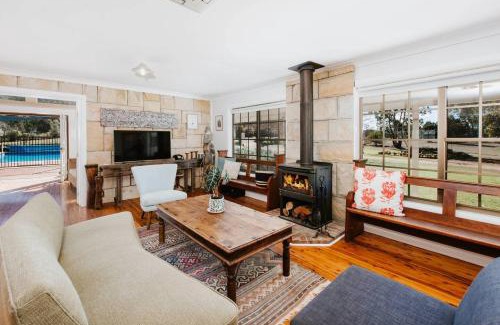 Budgee Budgee House | 'Wilpine' Poolside Country Luxury near Town