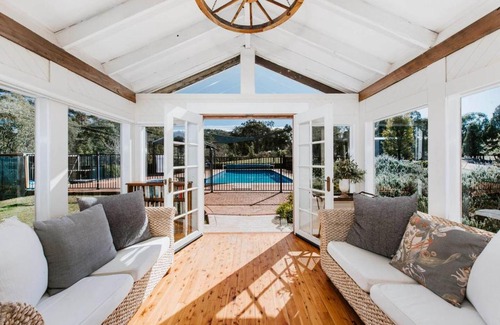 Budgee Budgee House | 'Wilpine' Poolside Country Luxury near Town