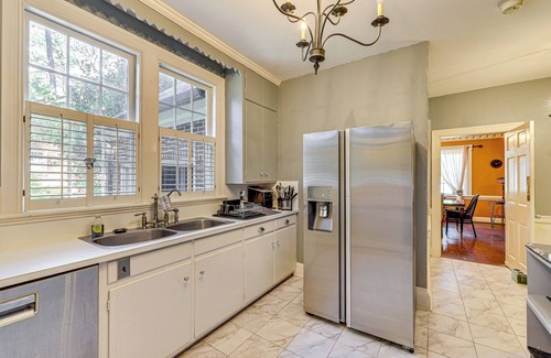 Wilson House | Wilson Family Home: Walk to Community Rec Center!