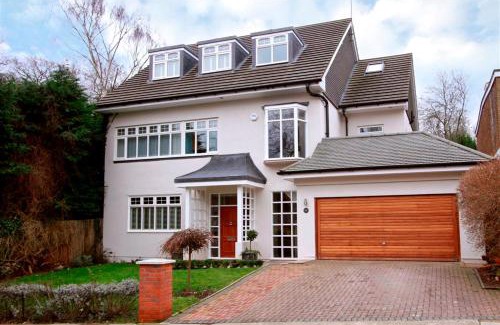 Village House | Wimbledon Tennis House with Hot Tub; 4 minute walk
