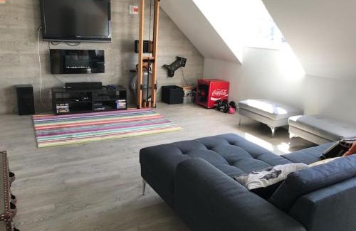 Village House | Wimbledon Tennis House with Hot Tub; 4 minute walk