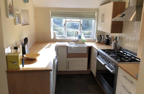 Kings Worthy Cottage | Winchester 3 Bedroom Cottage + Large Garden w/Office - Opposite 5-Star Farm Shop