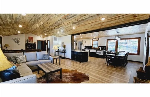 Custer House | Wind Dance Lodge w/HOT TUB Large Shop garage