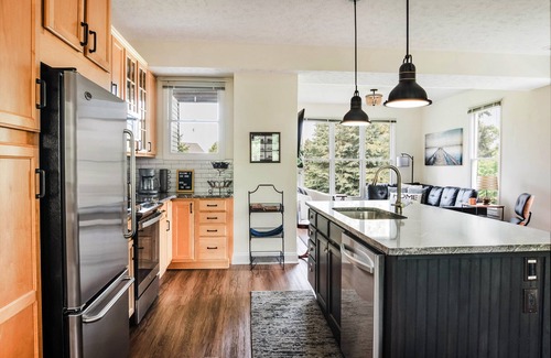 Manistee Condo | Wind Off The Lake - Updated Modern Townhouse