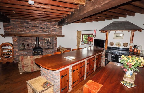 Ormskirk Cottage | WINDMILL ON THE FARM, family friendly, with a garden in Burscough