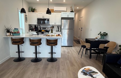 Central Okanagan House | Wine Country Retreat 2BR Whole Home Near 7 Wineries, Lakes, Airport & UBCO.