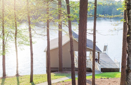 Leasburg Cottage | Wine Down in 5BR Lake Front Home at Hyco Lake