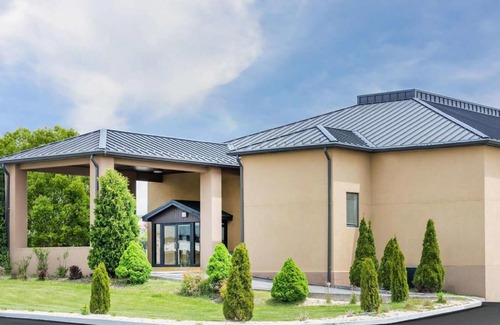 Somerset Hotel | Wingate by Wyndham Somerset