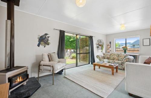 Carterton House | Wingspan Cottage - Carterton Holiday Home