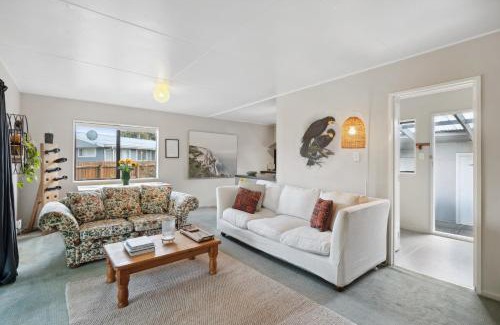 Carterton House | Wingspan Cottage - Carterton Holiday Home