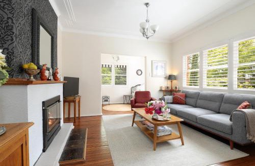 Katoomba House | Winston Cottage at Three Sisters