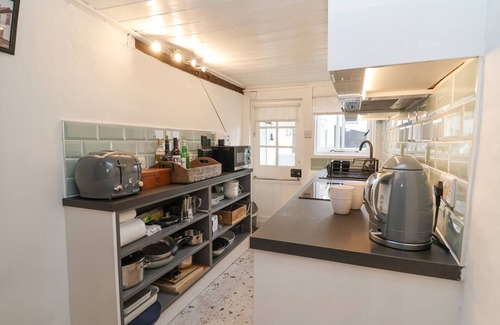 Clare Cottage | WINTER COTTAGE, pet friendly, with a garden in Clare