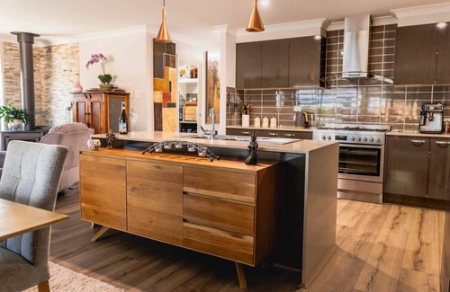 Beerwah House | Winter Ready | Family Retreat with Spa & Movies!