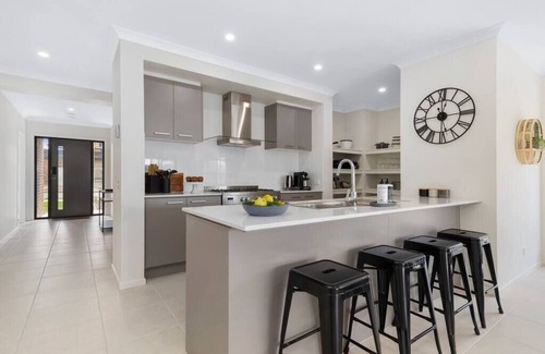 Delacombe House | Winter Valley Retreat - Palatial Pad in the Valley!