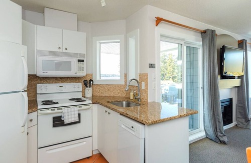 Regional District of Nanaimo Apartment | Winter Waves Retreat Oceanview & Fire Tables