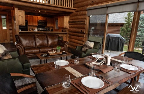 Gallatin Gateway Cabin | Winter Wonderland Cabin! Sleeps 12! Awesome Hot Tub and Fireplace!