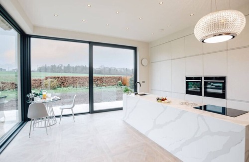 Medmenham House | Wisteria House - Sleeps 8, Close to Marlow & Henley-On-Thames