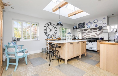 Henfield House | Wisteria House- Pretty country home dog friendly on request