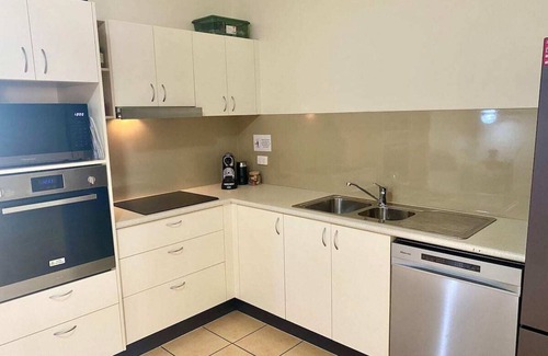 North Ward Apartment | Within reach of the beach!