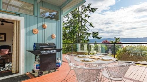 Langley House | Wolf Beach Cottage by AvantStay Harbor Views