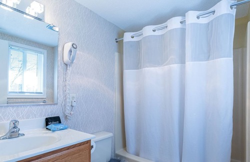 The Woods Cottage | Wolf's Den Cottage with Resort Amenities