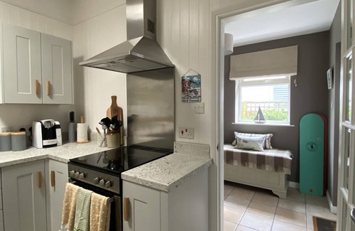 Wittering House | Wonderful home 2min walk to Beach on private beach road, close to West Wittering