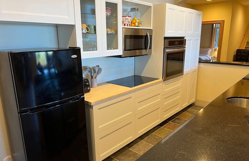 Northeast Bellevue Apartment | Wonderful 3-bd on lake. Perfect for business/couples/families + Peloton Bike