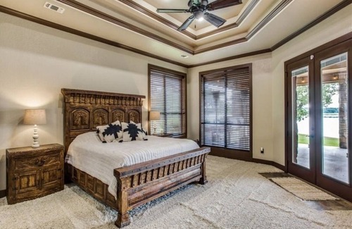 Nocona House | Wonderful Family-sized Lake House!