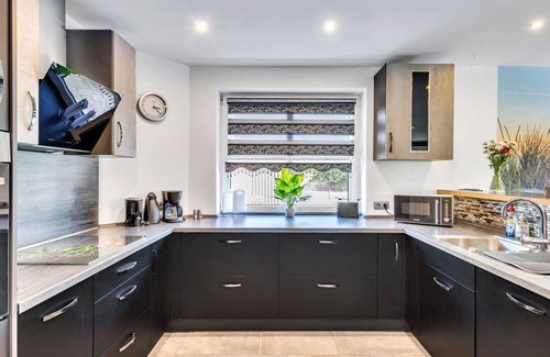 Wingst House | Wonderful private villa for 8 people with WIFI, TV, terrace, pets allowed and parking
