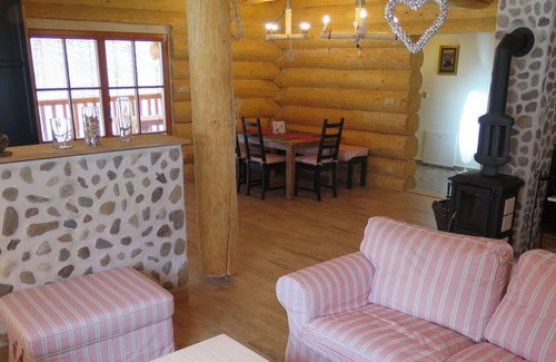 Strasin House | Wonderful private villa for 11 guests with TV, terrace, pets allowed and parking