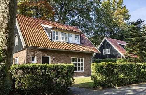 Losser House | Wonderful private villa for 16 guests with WIFI, TV, terrace and parking